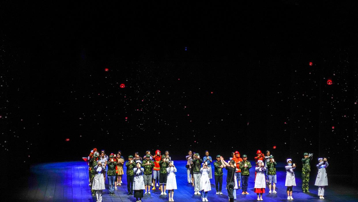 长脖子爸比说|黄浦江畔上海宋城,颜色泼水狂欢等十余场演出,点燃夏日的夜