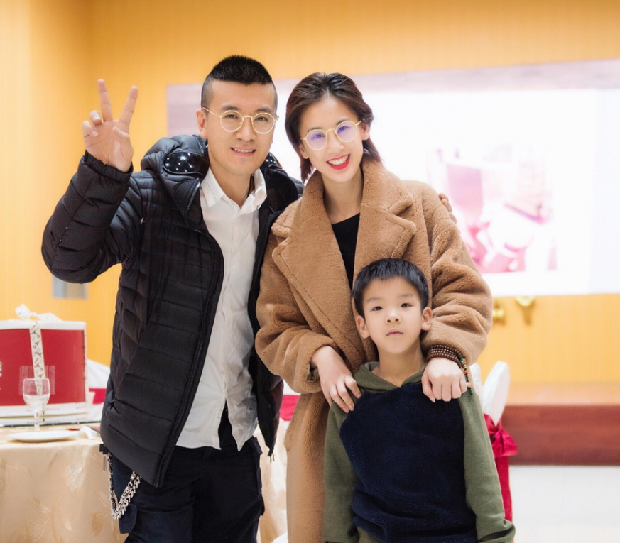 黄圣依|有种“炫富”叫黄圣依老公微博，26个字的认证，圈内没人敢这样写