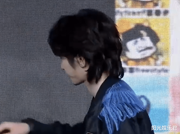 香港小姐|蔡徐坤参加品牌直播，离开了工作室的PS效果，这发量真实了