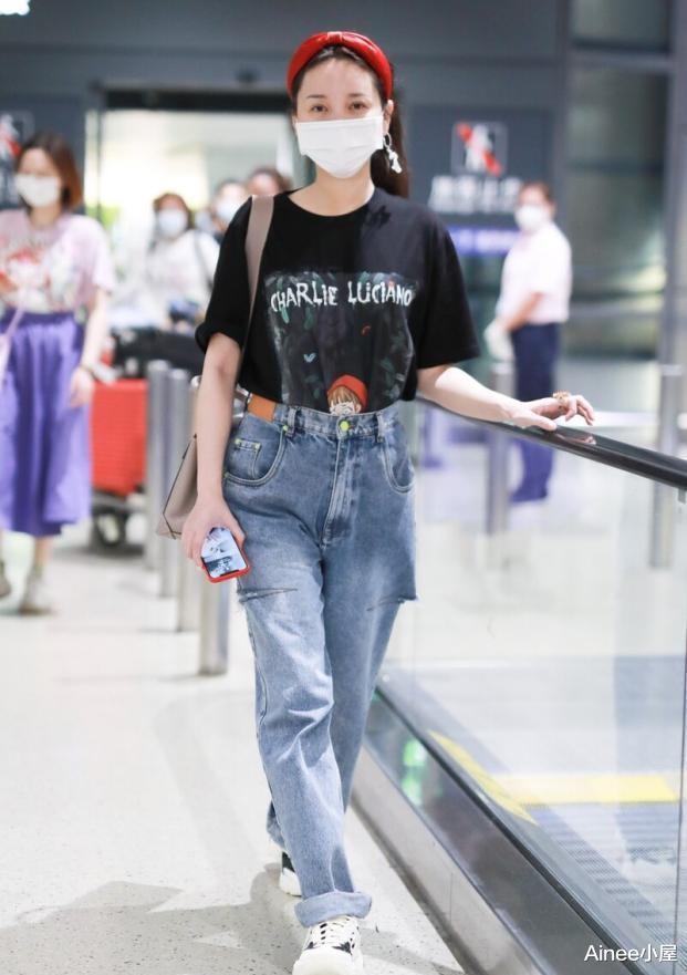 张新成|金莎果然有扮嫩的成本，素颜戴红色发带都甜美，穿T恤挺精致的