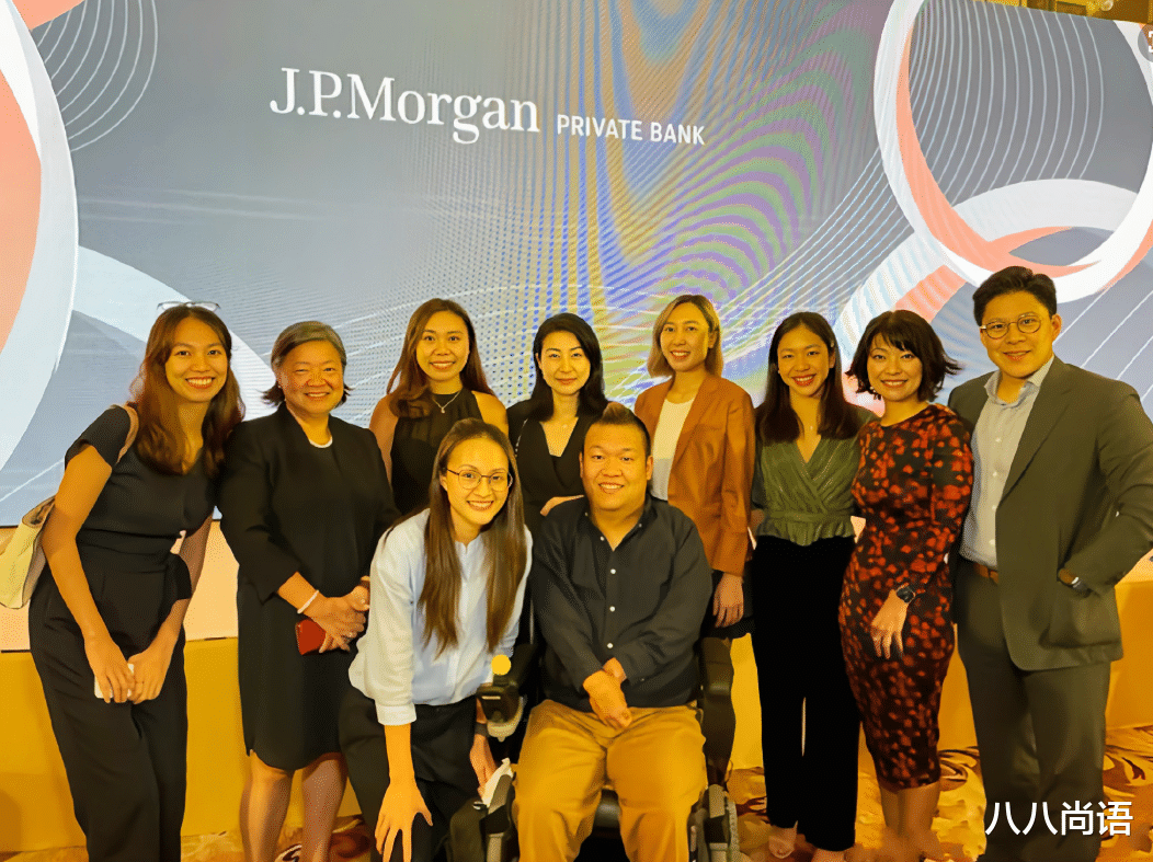 郭晶晶|郭晶晶穿百褶裙套装，站C位气质堪比霍思纬，霍启刚低调陪同老婆