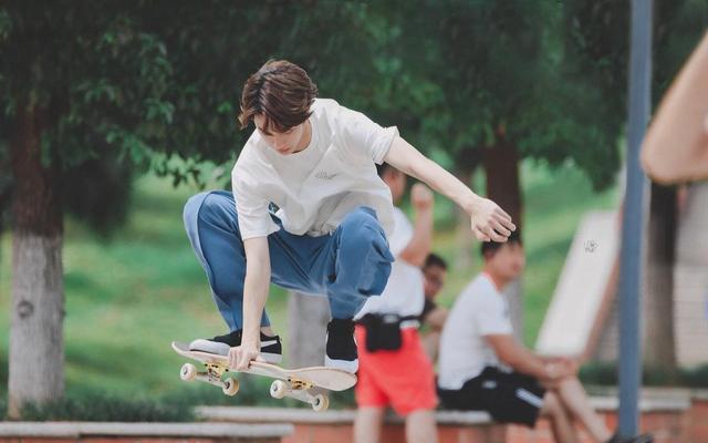 王一博|艺人黑榜：王一博太飘，崩图顶流？粉丝生图反击！袁冰妍也上榜