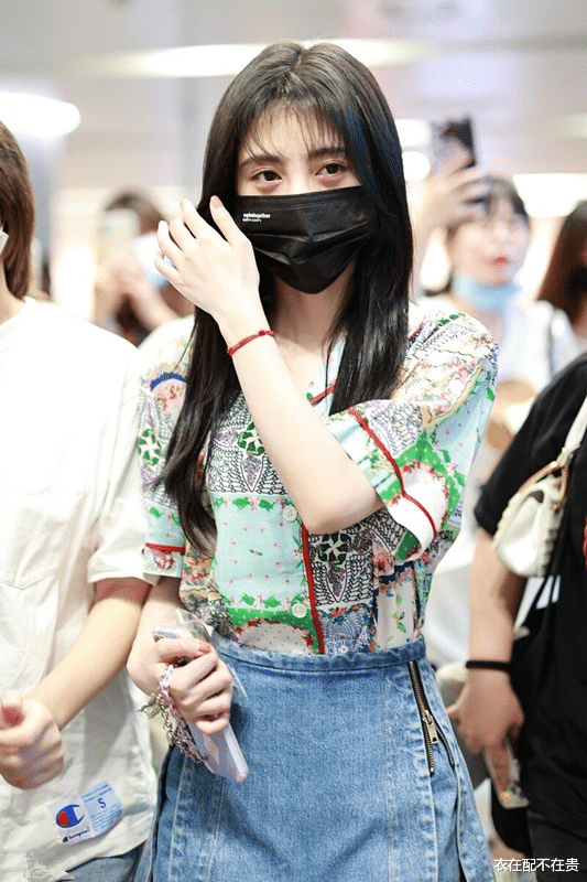 衣在配不在贵 鞠婧祎真敢打扮，穿一件“印花睡衣”挺时髦，但眼袋明显很拖后腿