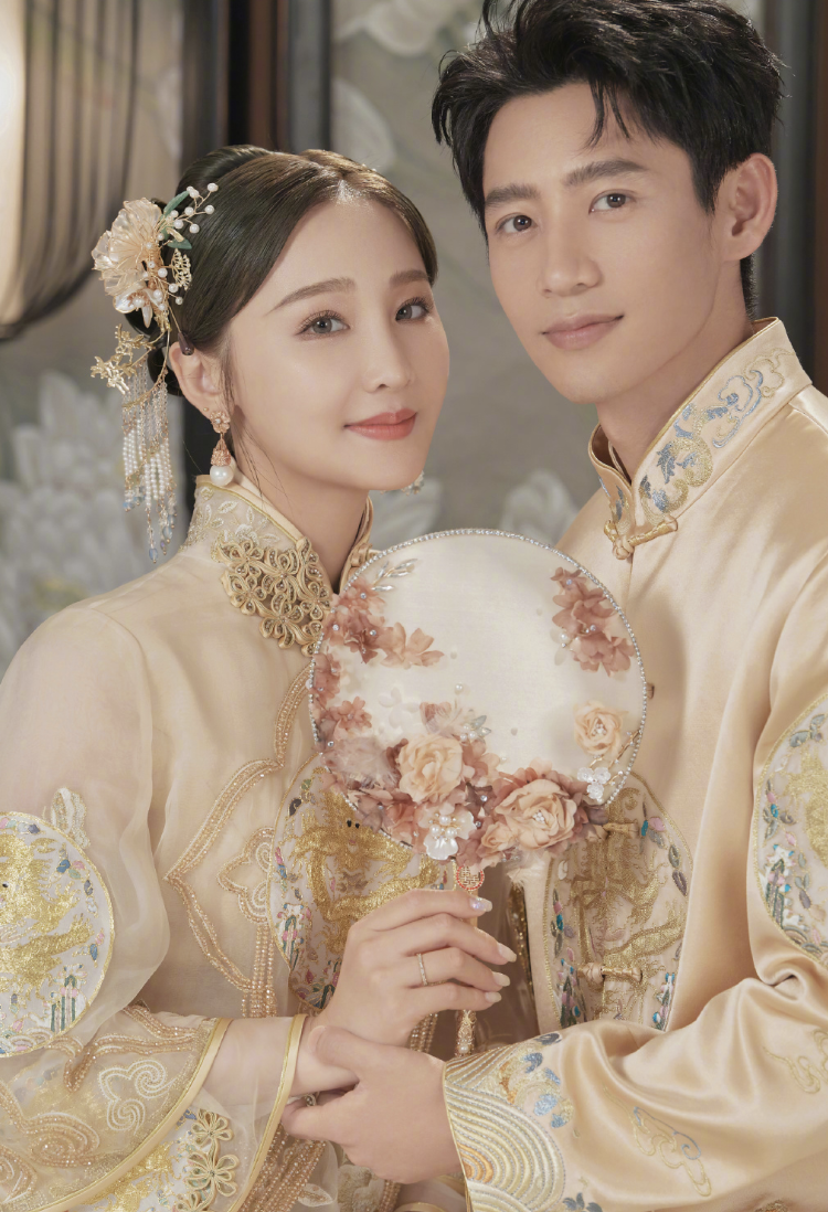 魏晨|魏晨接亲画面曝光，夫妻鞠躬敬茶献长辈，新娘于玮笑容幸福甜蜜