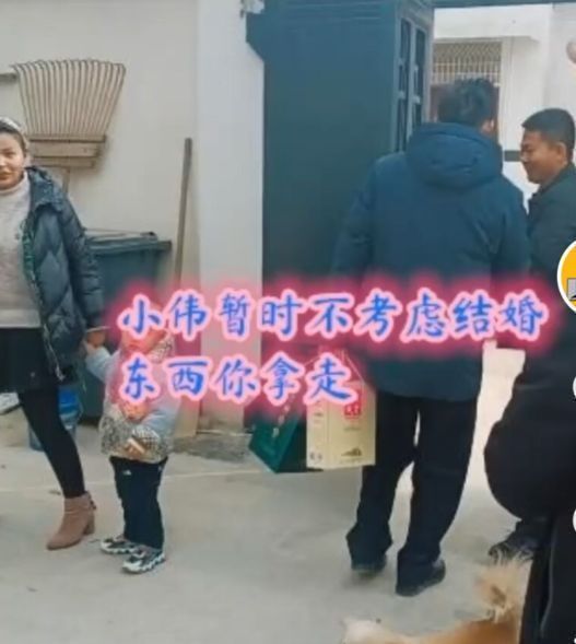 朱之文|朱小伟离婚后现身，村民提东西上门提亲，大衣哥回应暂不考虑婚姻