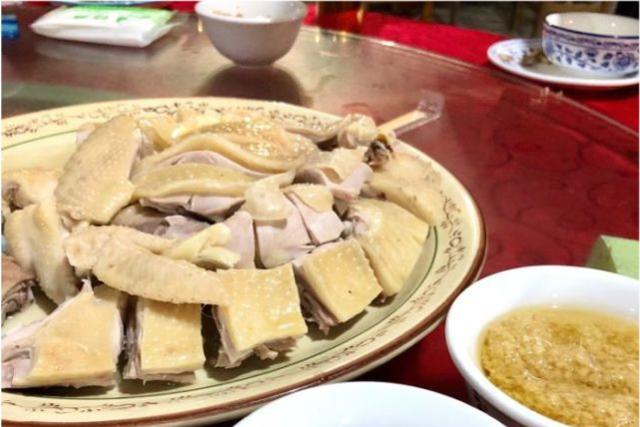 忆家的小食堂 广东小镇上的大排档，烧肉蘸白糖不错，一百多张桌子还一位难求