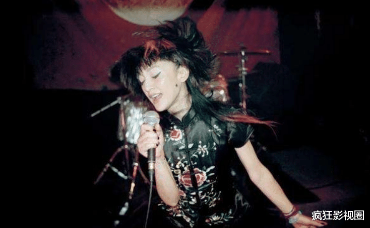 周迅|三金影后“周一条”：10任前男友，卖唱被打掉门牙，穿地摊货领奖