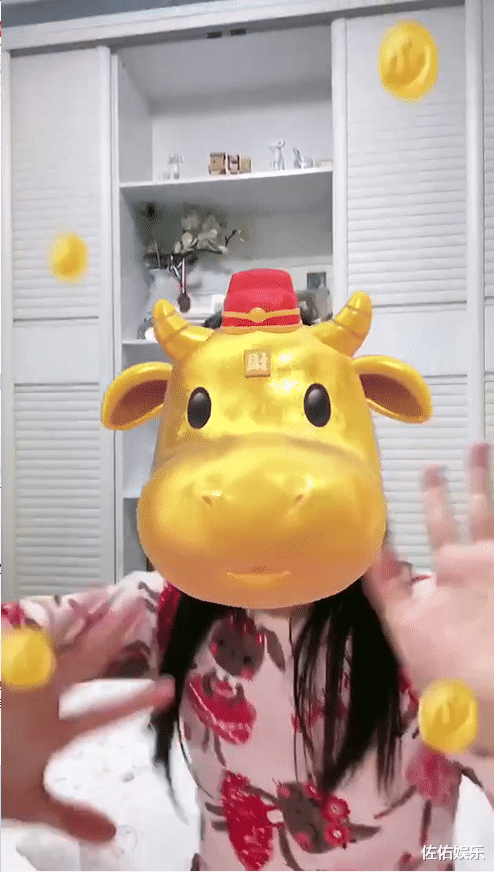 李小璐|继全家福之后，李小璐再次分享甜馨视频，刻意遮挡照片引猜疑