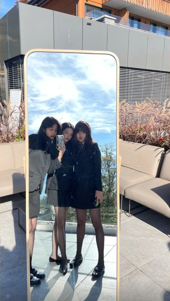 时尚风行派 15岁李嫣紧跟潮流!走纯欲风穿搭秀锁骨太成熟,时尚品味赢过王菲