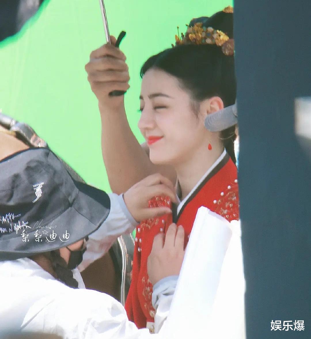 迪丽热巴|迪丽热巴新剧路透曝光，身穿红衣明艳动人，却与赵露思撞发型