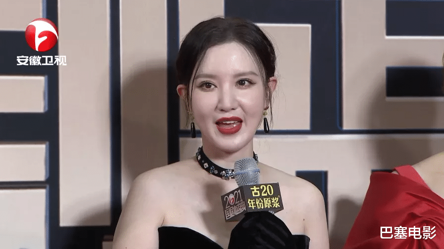 毛晓彤|国剧盛典红毯：毛晓彤清冷惊艳，被张萌的脸吓到，吴谨言怎么了？