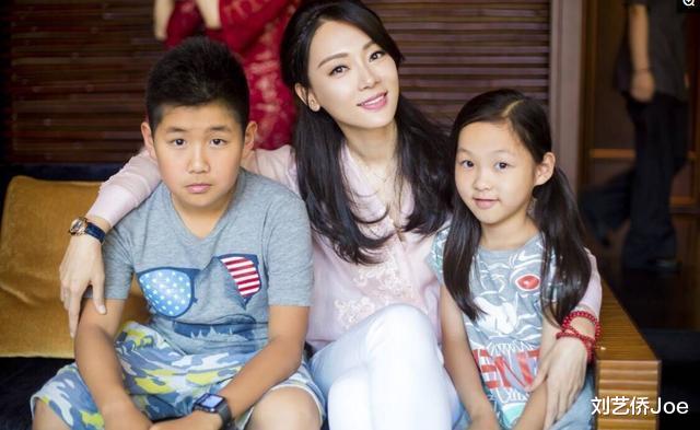 陈数|陈数一家四口再次同框，结婚10年未有子嗣，视继子养女如己出