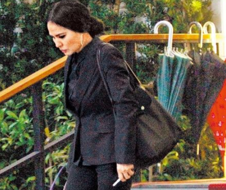 肖浩飞白|25岁走红,50岁出轨,被老公捉奸赔偿800万,潘越云的故事好荒唐