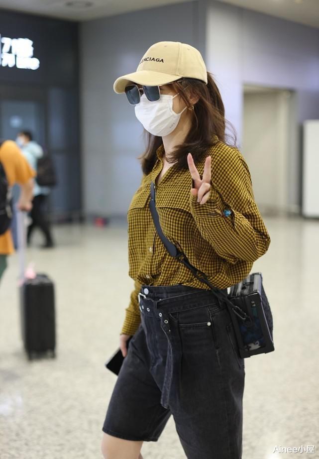 Ainee小屋|薛佳凝嫩回“哈妹”的状态,衬衫配五分裤,腰肢饱满又紧实