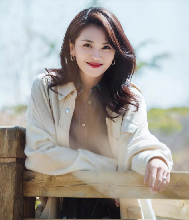何有强|刘涛美得优雅温婉！穿一袭牛仔拼接色连衣裙拍时尚大片，超洋气