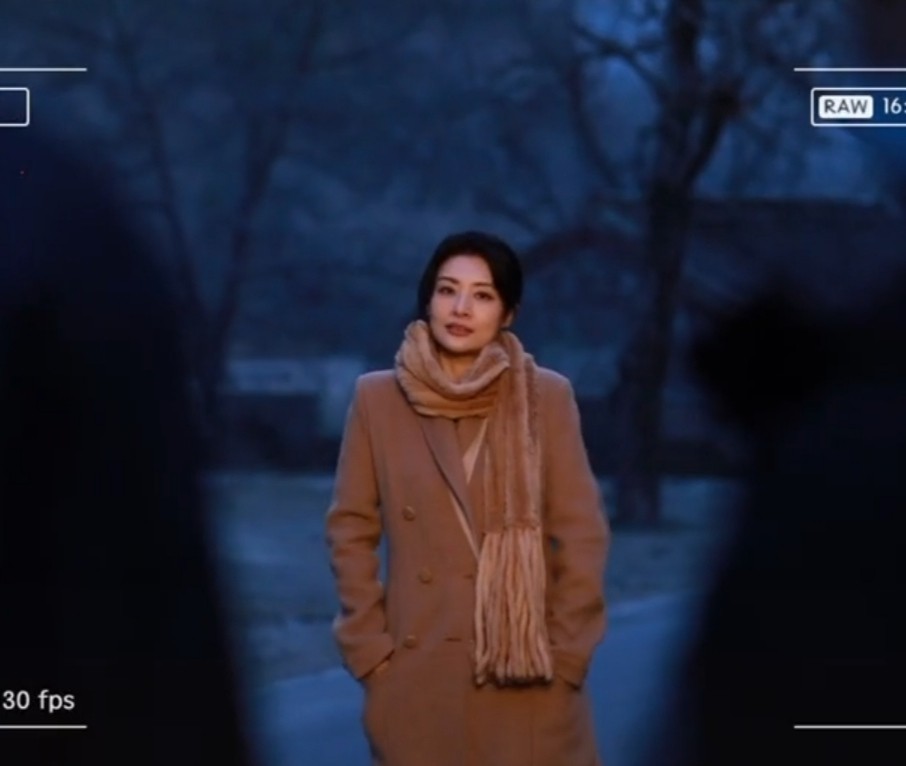 周涛|主持人周涛在山庄度假，美到不似53岁的人，接班人张蕾评论点赞