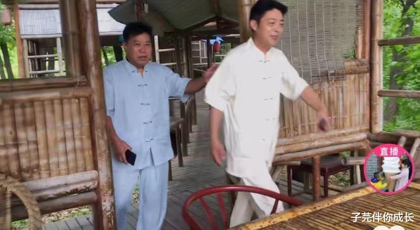 姚策|姚爸钓鱼溜着鱼塘跑，与亲家收获不少，网友：威威有福了