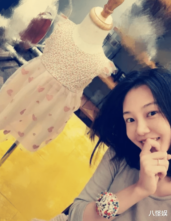 苗苗|郑恺与老婆苗苗甜蜜出游，夫妻俩手牵手搂肩合照，恩爱十足