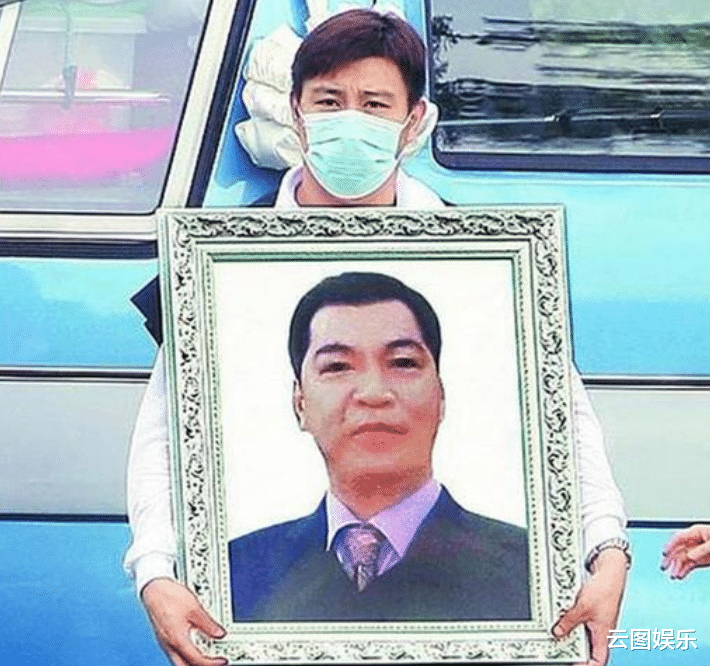 成奎安25岁孙子车祸去世,百位亲友在事发地拜祭,女亲友哭到瘫软
