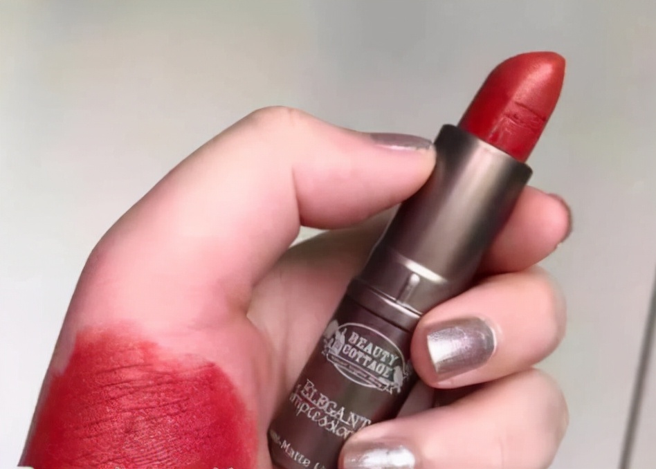 减脂 日常素颜用什么口红颜色最百搭?几款最百搭的色系显白口红推荐