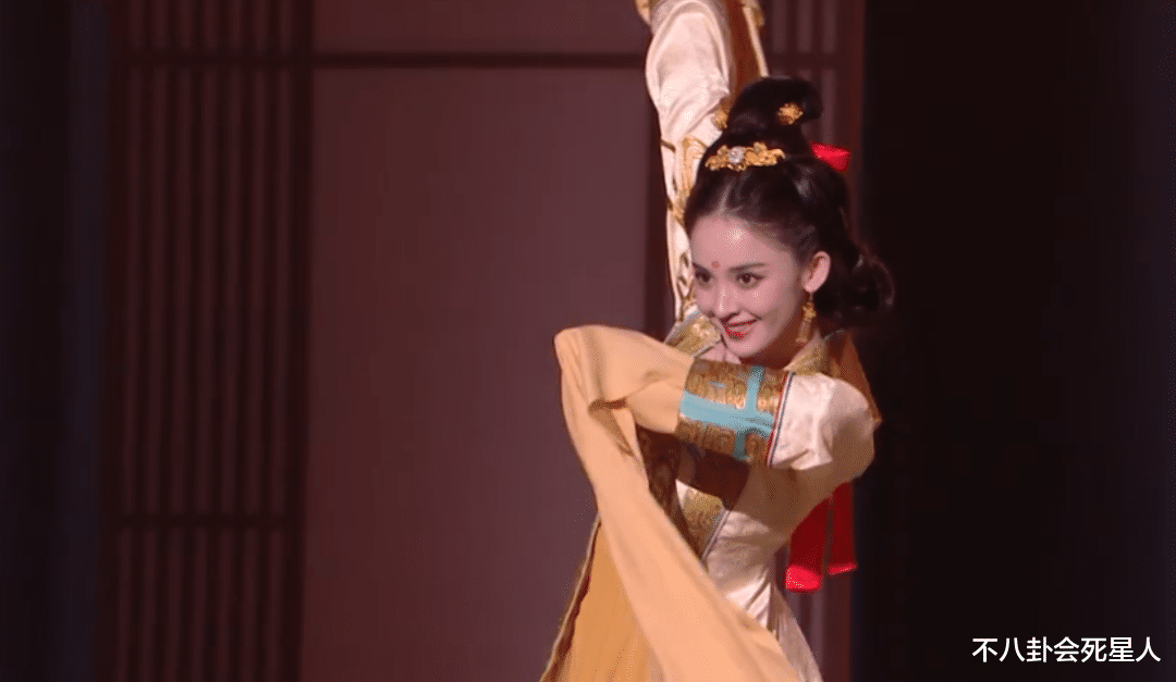 古力娜扎|芒果晚会现场：娜扎鱼尾红裙惊艳，黄晓明胡茬显沧桑，女团表情油腻