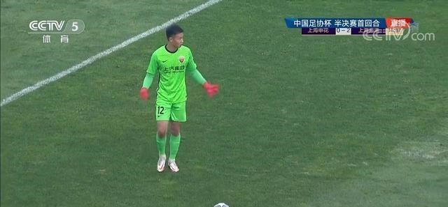上海海港|足协杯！吕文君头球破僵，杨士元低射得手，上海海港2-0申花
