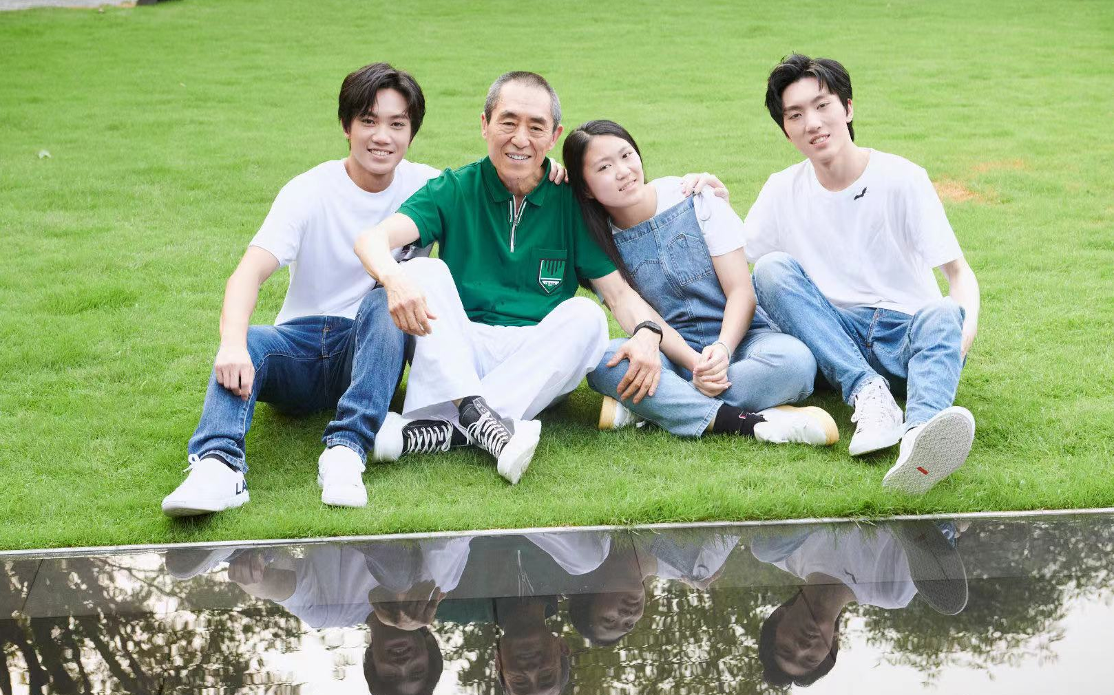 张艺谋|张艺谋小31岁妻子带娃出游，打扮少女气质赛明星，小女儿眉眼像爸