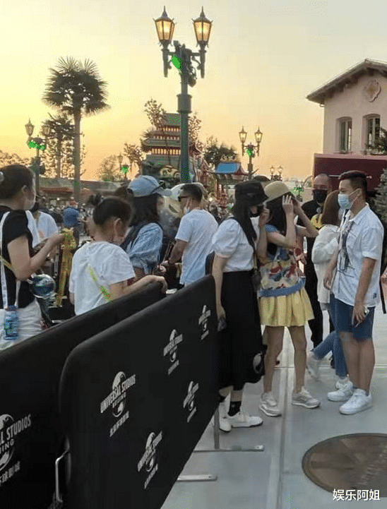 佟丽娅|北京环球影城成了新晋追星地！佟丽娅、刘昊然齐打卡，好低调亲民