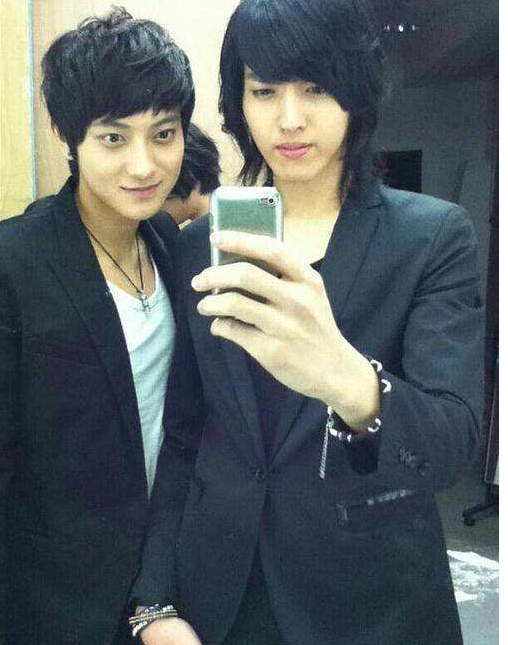 黄子韬|暖心的黄子韬，陪聋哑发小学哑语，他的善良打脸多少人？