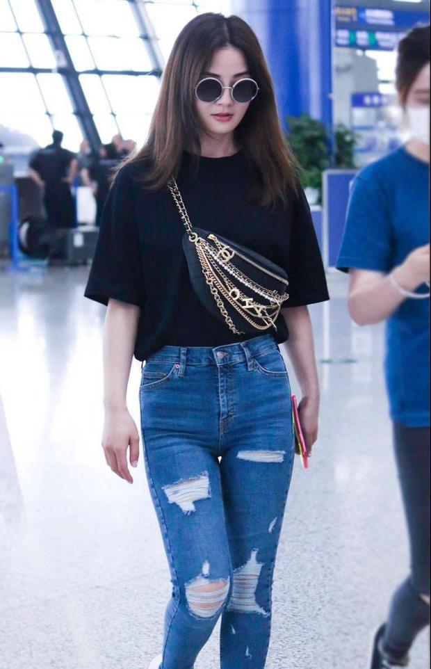 阿Sa|蔡卓妍是童颜女神吧！穿粉色卫衣清新甜美，配黑丝袜好惹眼！