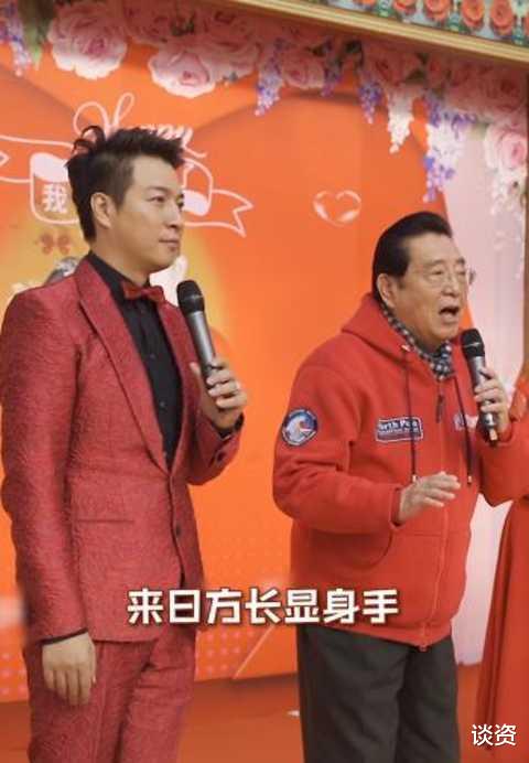 李双江|82岁李双江和梦鸽现身，娇妻梦鸽白到发光，李双江取下眼镜老态明显