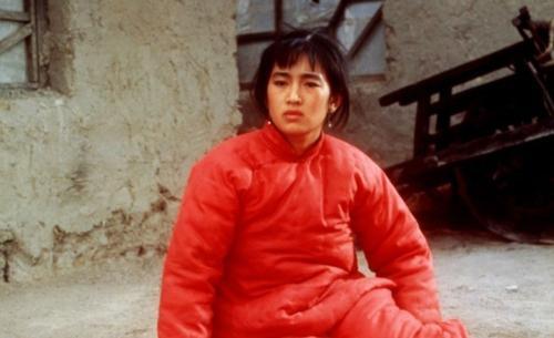 巩俐|巩俐“越老越敢穿”：肚兜裙与完美身材交相呼应，S曲线极具魅惑