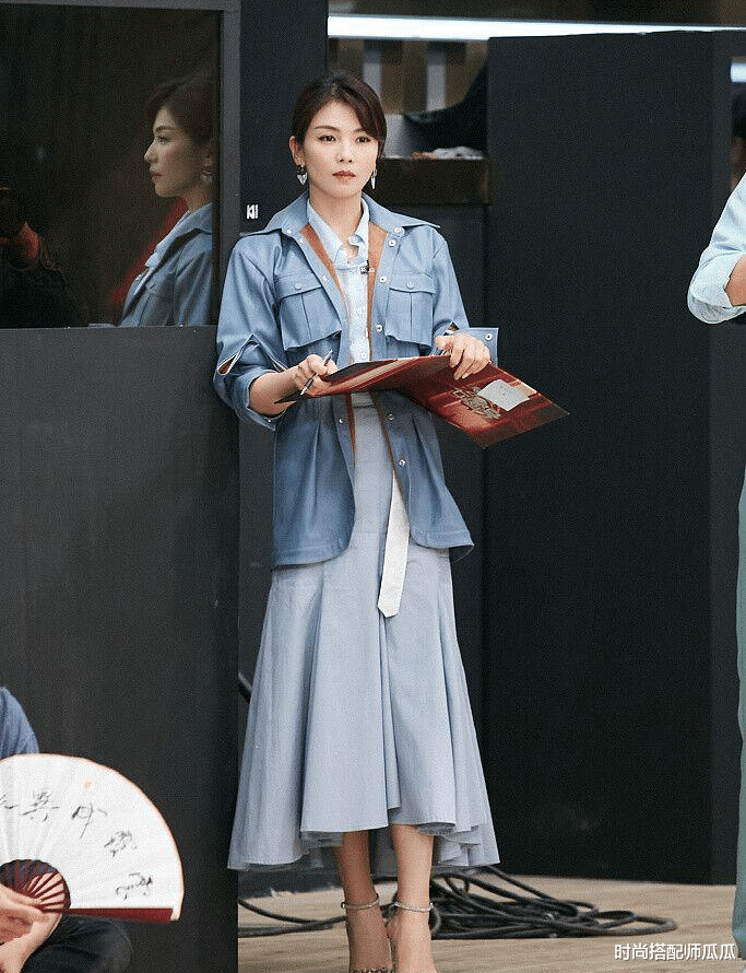 李佳琦|?刘涛真会穿，一身蓝色鱼尾裙+蓝皮衣很时髦，温柔动人还高级