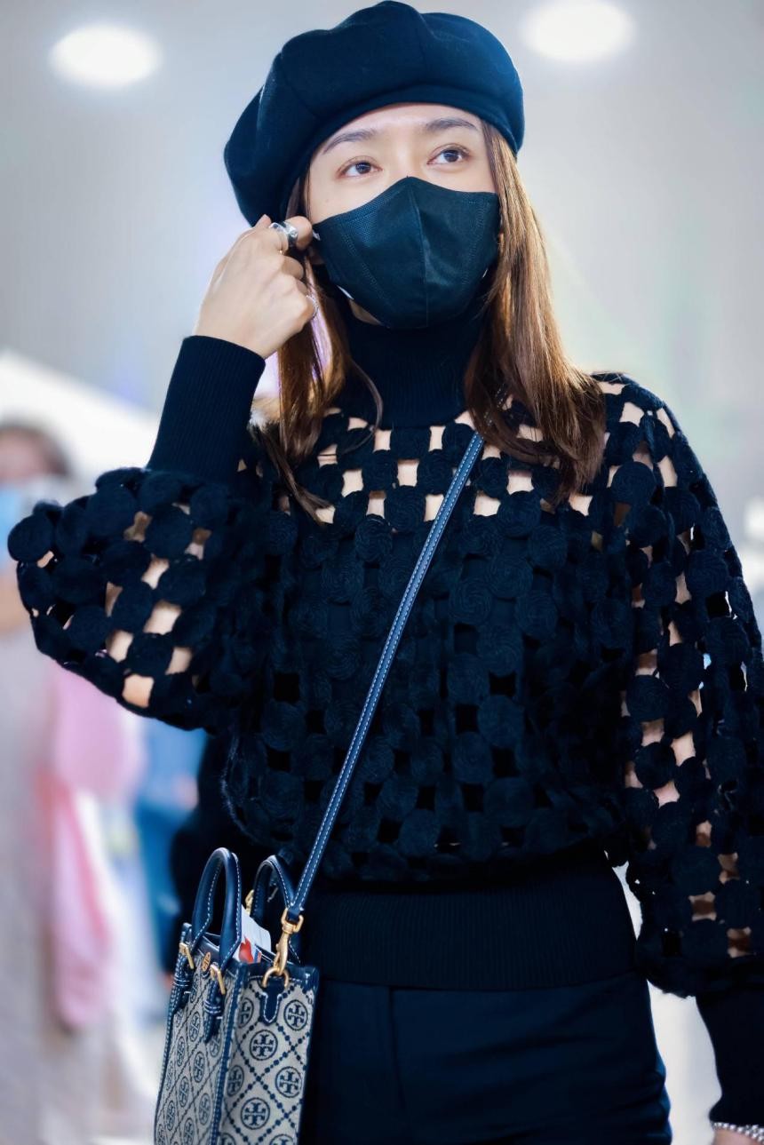 女人味|秦岚也太会穿了吧!全黑造型不仅不显老气,反而散发出优雅女人味