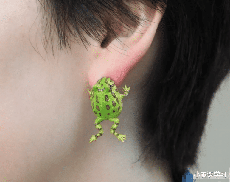 |“在楼下捡到了一个手表，丑不拉几的应该不值钱吧？”大家有认识的吗