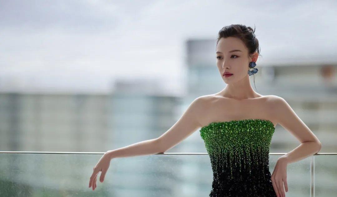 李冰冰|年终红毯:李冰冰熟味逼人,关晓彤总算穿对,倪妮气场大杀四方