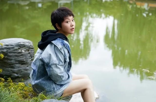 清浅微笑的我|这样的闫妮跟张嘉译怕是不能演夫妻，只能演父亲和女儿了