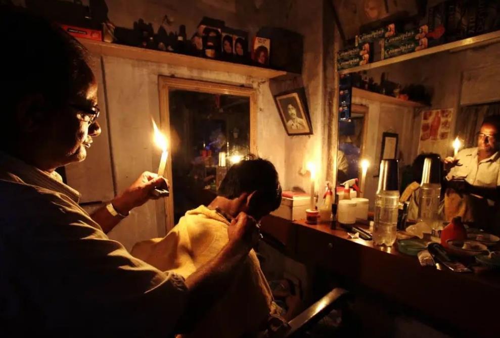 继疫情二次爆发，又一“大灾难”席卷印度，民众摸黑徒步出行