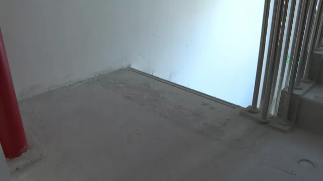 温州某楼盘公共楼梯毛坯交付 , 引发业主不满