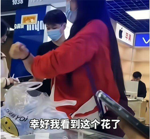 武汉|武汉一高校女老师将没收平板偷卖？学生通过定位赶到将其人赃并获