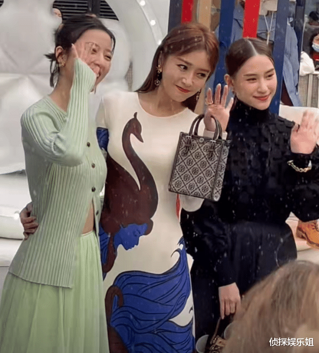 何超莲|何超莲秦岚周雨彤同台，“赌王千金”被赞脸小最美，气质胜明星