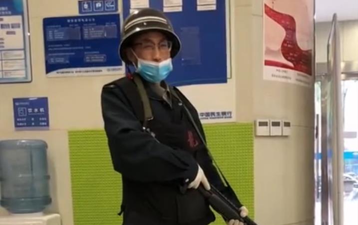 陕西一男孩拿玩具枪遇拿真枪押运员站着不敢动!网友:两人都紧张