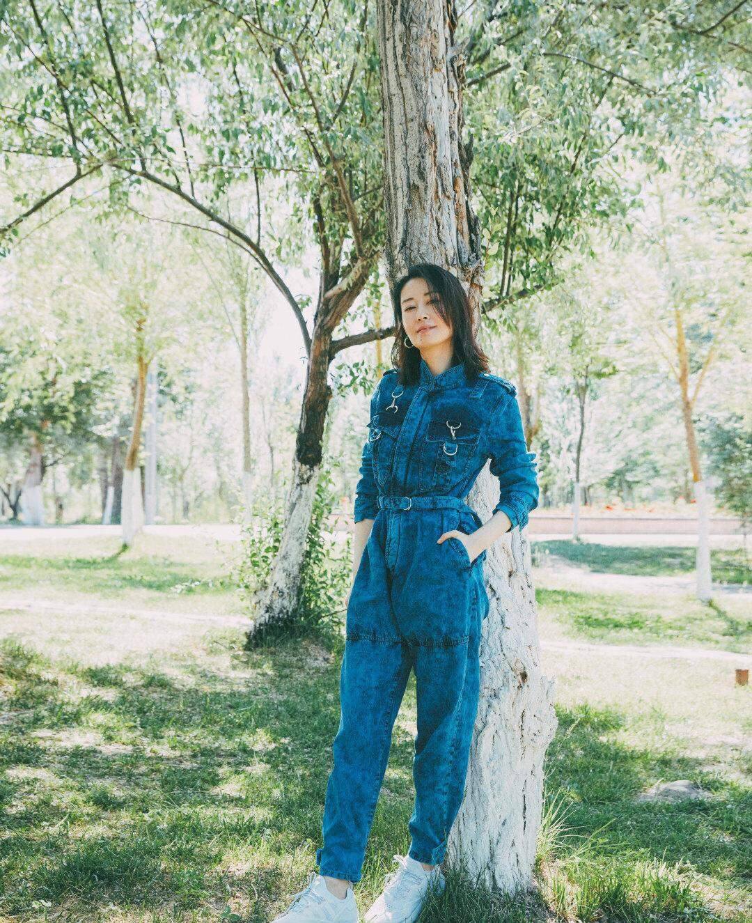 刘敏涛|刘敏涛穿一身银裙秀曲线，复古卷发配红唇贵气十足，美得太高级