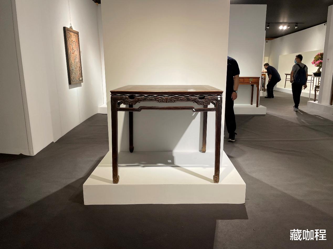 |带雕花的不多，清黄花梨方桌估价五万美元