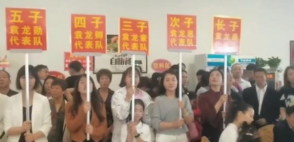 兜妈爱叨叨 90岁老人过大寿,79名后代列方阵举牌入场,网友:真正多子多福!