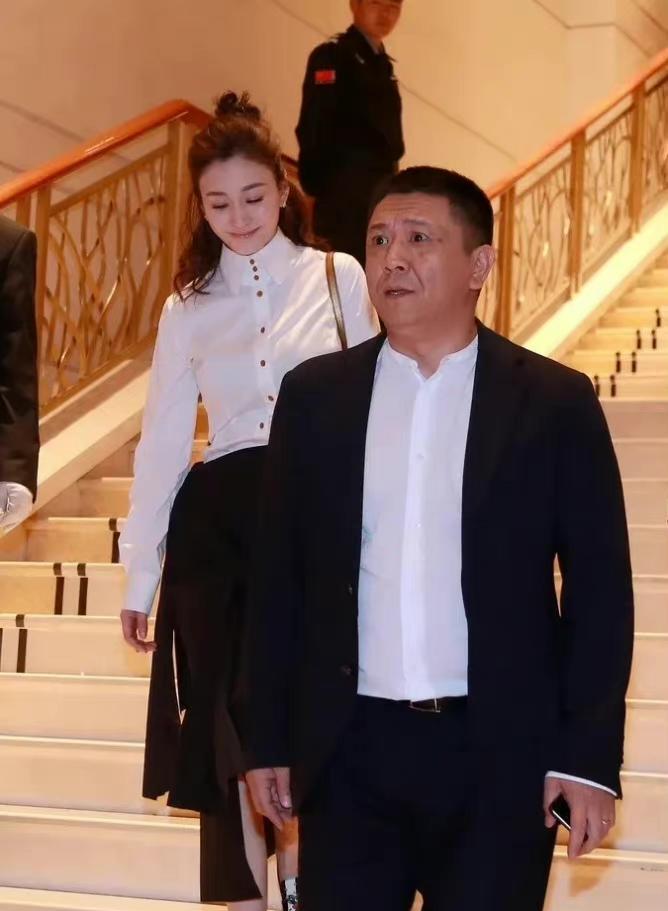 李小冉|45岁李小冉少女感十足，三个保安两个回头看，真给老公长脸！