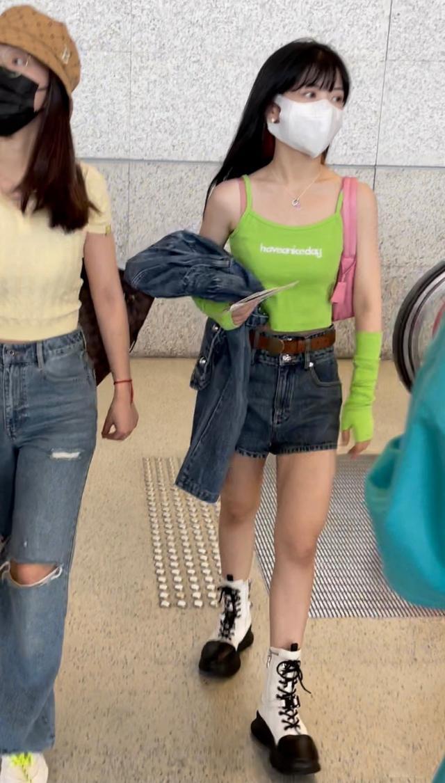 旗袍公馆|赖美云真的只有153吗？“吊带+短裤”穿出好比例，小个女生学着点