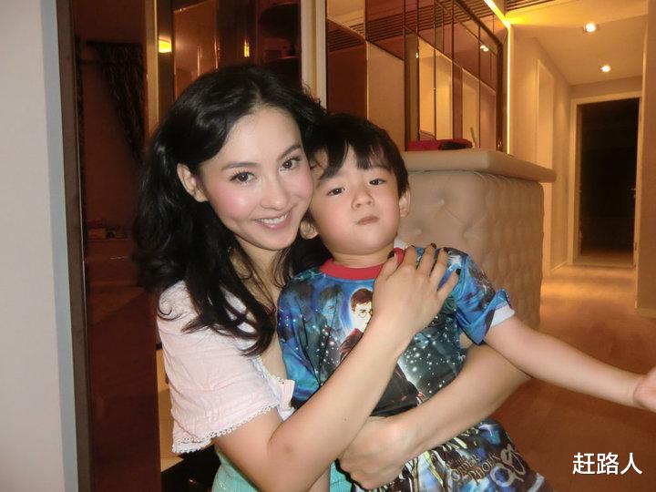 谢霆锋|张柏芝曝三胎儿子正脸照，小王子颜值与两个哥哥反差并不大，谢霆锋无话可说