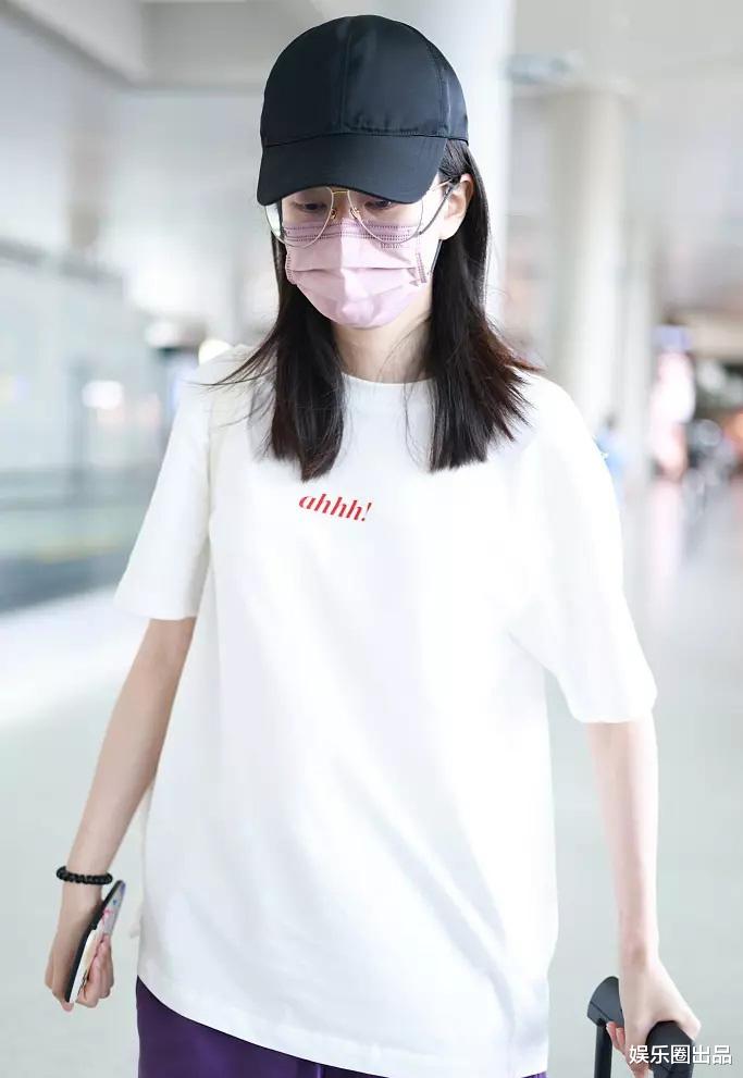 乔欣|乔欣“素颜”走机场，睡眼朦胧甜美可人，腿部状态羡煞旁人