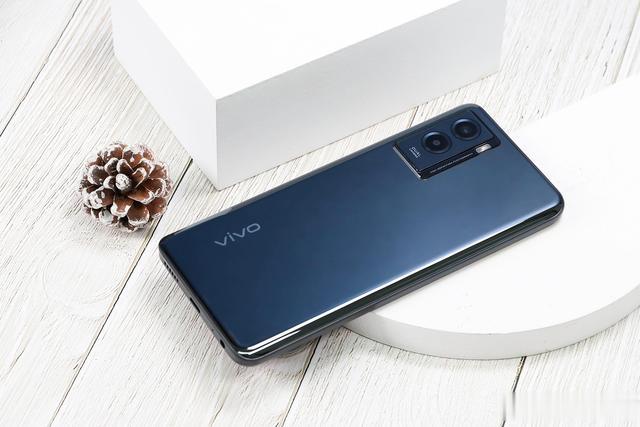 vivo y55s|vivo Y55s圖賞：透澤鏡面質感，呼吸云階設計
